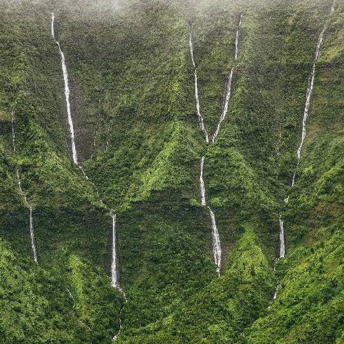 اکبر حصاری توی‌ برجک نشستم بادلی زار شبا تا سحر چشمونم بیدار